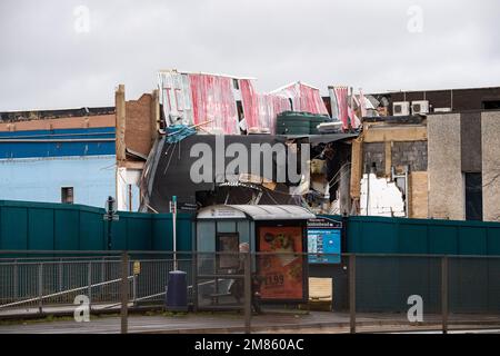 Maidenhead, Berkshire, Großbritannien. 12. Januar 2023. Das ehemalige beliebte Magnet Freizeitzentrum und der Innenpool im Stadtzentrum von Maidenhead werden gerade abgerissen. Es wird im Rahmen des Maidenhead-Sanierungsprogramms durch 434 Wohnungen ersetzt. Obwohl ein neues Freizeitzentrum gebaut wurde, um es zu ersetzen, liegt es außerhalb des Stadtzentrums und viele Einheimische sind traurig, dass ein anderer Teil von Maidenhead den Abrissteams ausgeliefert ist. Kredit: Maureen McLean/Alamy Live News Stockfoto