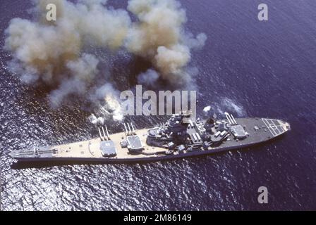 Ein Blick von oben auf das Schlachtschiff USS MISSOURI (BB-63), das seine Mark 7 16-Zoll/50-Kaliber-Gewehre während einer Hauptbatterie-Abschussübung auf Steuerbord abfeuert. Land: Unbekannt Stockfoto