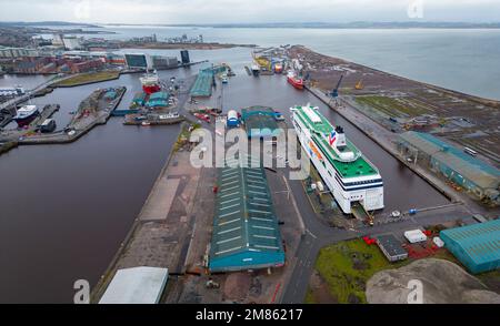 Edinburgh, Schottland, Großbritannien. 12. Januar 2023 Unvergleichliche Aussicht auf die Forth Ports Docks in Leith, Edinburgh. Der vierte Green Freeport wird heute von PM Rishi Sunak als einer von zwei erfolgreichen Bietern für den Freeport-Status zusammen mit Cromarty Freeport benannt. Der Premierminister fliegt heute nach Schottland, um Premierminister Nicola Sturgeon zu treffen. Iain Masterton/Alamy Live News Stockfoto