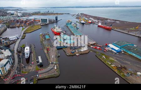 Edinburgh, Schottland, Großbritannien. 12. Januar 2023 Unvergleichliche Aussicht auf die Forth Ports Docks in Leith, Edinburgh. Der vierte Green Freeport wird heute von PM Rishi Sunak als einer von zwei erfolgreichen Bietern für den Freeport-Status zusammen mit Cromarty Freeport benannt. Der Premierminister fliegt heute nach Schottland, um Premierminister Nicola Sturgeon zu treffen. Iain Masterton/Alamy Live News Stockfoto