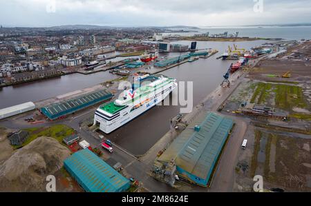 Edinburgh, Schottland, Großbritannien. 12. Januar 2023 Unvergleichliche Aussicht auf die Forth Ports Docks in Leith, Edinburgh. Der vierte Green Freeport wird heute von PM Rishi Sunak als einer von zwei erfolgreichen Bietern für den Freeport-Status zusammen mit Cromarty Freeport benannt. Der Premierminister fliegt heute nach Schottland, um Premierminister Nicola Sturgeon zu treffen. Iain Masterton/Alamy Live News Stockfoto