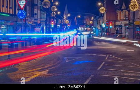 Neonlichter Nachtweg von Autos und Krankenwagen entlang der Stadtstraße von England Stockfoto