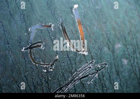 EU Wort der Europäischen Union auf einem frostigen Autofenster EU im Winter Konzept. Stockfoto