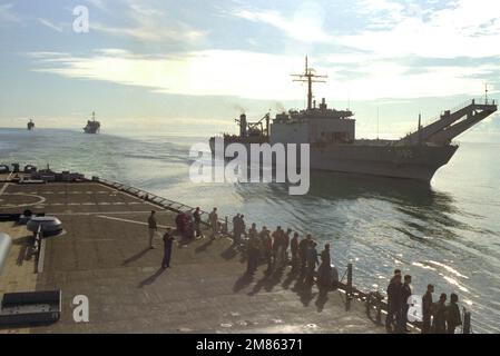 Das Panzerlandeschiff USS SPARTANBURG COUNTY (LST-1192) zieht während der Manövrierübungen mit der IOWA neben dem Schlachtschiff USS IOWA (BB-61). Die Schiffe sind auf dem Weg zur NATO-Übung NÖRDLICHE HOCHZEIT '86. Betreff Operation/Serie: NÖRDLICHE HOCHZEIT '86 Land: Nordatlantik Stockfoto