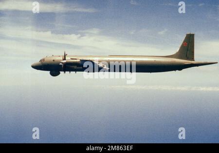 Eine Air-to-Air-Ansicht von links eines sowjetischen Flugzeugs vom I1. Bis 38. Mai. Land: Unbekannt Stockfoto