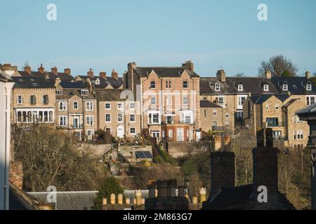 Ruhige Straße in Richmond, North Yorkshire, mit Wohnhäusern und ohne Menschen Stockfoto