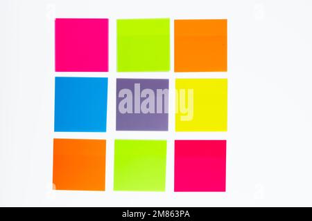 Vorlage Konzeptidee ein Raster aus farbigen Haftnotizen, die in einem Quadrat für einen Mock-up für verschiedene Nutzungsideen angeordnet sind, isoliert auf weißem Hintergrund Stockfoto
