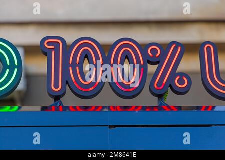 100 % moderne rote LED-Neonlichter 3D-Zeichen Stockfoto