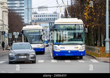 Riga, Lettland - 4. November 2022: Öffentlicher Trolley-Verkehr auf Straßen im Stadtzentrum mitten im Arbeitstag Stockfoto