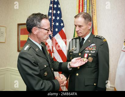 General Maxwell R. Thurman, Left, stellvertretender STABSCHEF der US-Armee, gratuliert Lieutenant General John L. Ballantyne III, Vorsitzender des Interamerikanischen Verteidigungsausschusses, nachdem er ihm während einer Zeremonie im Pentagon eine Ehrenmedaille verliehen hatte. Basis: Arlington Bundesstaat: Virginia (VA) Land: Vereinigte Staaten von Amerika (USA) Stockfoto