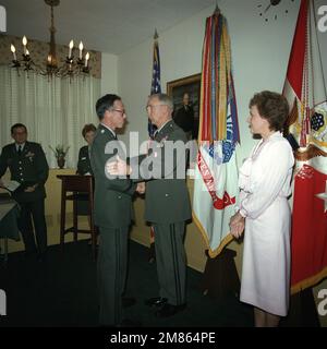 General Maxwell R. Thurman, Left, stellvertretender STABSCHEF der US-Armee, gratuliert Generalleutnant Emmett H. Walker, nachdem er ihm während einer Zeremonie im Pentagon eine Ehrenmedaille verliehen hat. Walkers Frau Elizabeth hat recht. Basis: Arlington Bundesstaat: Virginia (VA) Land: Vereinigte Staaten von Amerika (USA) Stockfoto