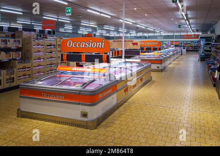 Fossano, Italien - 12. Januar 2023: Innenansicht des italienischen LIDL Supermarkts mit Schnäppchen in Kühlschränken und Schnäppchen. Lidl Stiftung Co Stockfoto