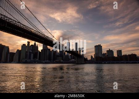 Sonnenuntergang über Manhattan, aufgenommen von DUMBO in Brooklyn, New York, USA Stockfoto