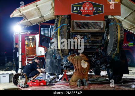 Ambiance, 510 DE GROOT Richard (nld), LAAN Mark (nld), HULSEBOSCH Jan (nld), FEUERWEHR Dakar Team, Iveco, LKWs während der Phase 10 des Dakar 2023 zwischen Haradh und Shaybah, am 11. Januar 2023 in Shaybah, Saudi-Arabien - Photo Julien Delfosse / DPPI Stockfoto