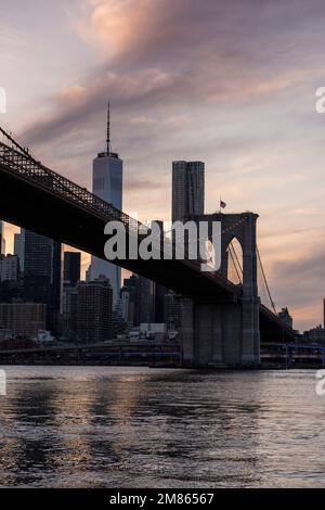 Sonnenuntergang über Manhattan, aufgenommen von DUMBO in Brooklyn, New York, USA Stockfoto