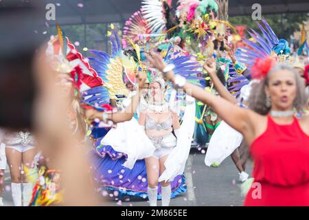 Während des Notting Hill Carnival im Westen Londons treten die Teilnehmer auf und beobachten sie. Stockfoto