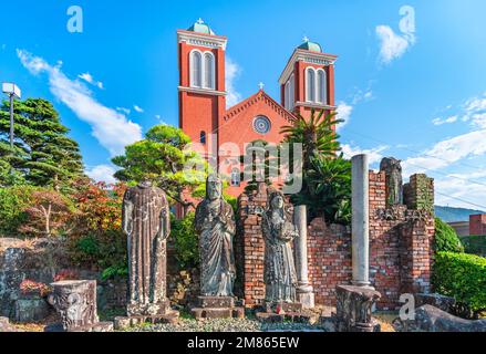 nagasaki, kyushu - dez. 11 2022: A-bombierte Überreste der ehemaligen Urakami-Kathedrale, die durch die Atombombe vor der Ziegelfassade des Actu zerstört wurden Stockfoto