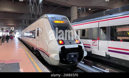 Reisende am Bahnhof Puerta de Atocha in Madrid Stockfoto