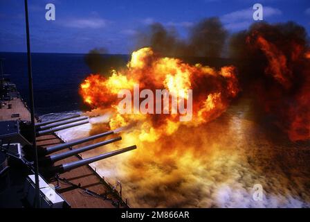 Die Geschütztürme Nr. 1 und 2 Mark 7 16 Zoll/50 Kaliber werden während einer Hauptübung zur Batteriefeuerung an Bord des Schlachtschiff USS MISSOURI (BB-63) abgefeuert. Das Schiff ist auf dem Weg nach Sydney, Australien, während einer Kreuzfahrt um die Welt. Land: Unbekannt Stockfoto