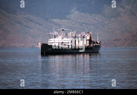 Backbordbogenansicht des militärischen Sealift-Kommandoölers USNS HASSAYAMPA (T-AO-145) vor Anker. Basis: Marinestützpunkt, Subic Bay Staat: Luzon Land: Philippinen (PHL) Stockfoto