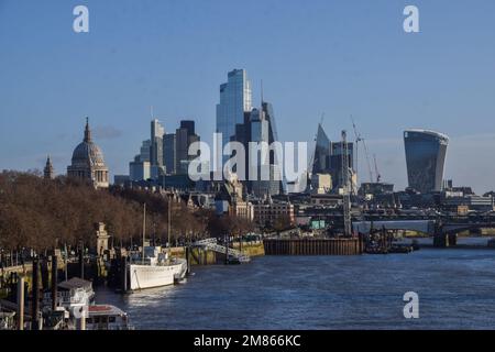 London, Großbritannien. 11. Januar 2023 Das Panorama der Stadt London und der Themse mit klarem blauen Himmel. Stockfoto