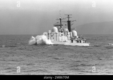 Ein Hafenbogenblick auf den britischen Zerstörer HMS LIVERPOOL (D-92), der während der NATO-Übung Northern Wedding '86 auf hoher See unterwegs war. Betreff Operation/Serie: NÖRDLICHE HOCHZEIT '86 Land: Nordatlantik Stockfoto