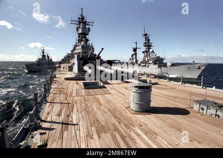 Das Schlachtschiff USS IOWA (BB-61) betankt den deutschen Zerstörer FGS ROMMEL (D-187) auf der Backbordseite und die holländische Fregatte HDMS PEDER SKRAM (F-352) auf der Steuerbordseite während der Operation Northern Wedding. Dies ist das erste Mal, dass die IOWA zwei Schiffe gleichzeitig bedient, seit sie 1984 zum dritten Mal in Betrieb genommen hat. Betreff Operation/Serie: OPERATION NÖRDLICHE HOCHZEIT Land: Unbekannt Stockfoto