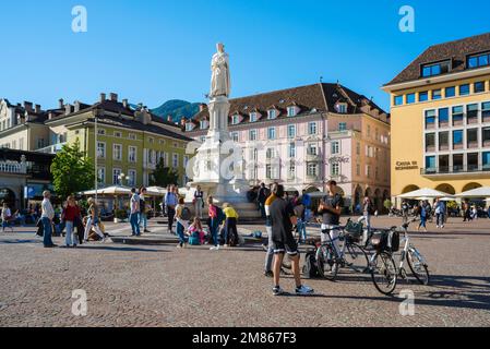 Bozen Stadt, im Sommer Blick auf die Menschen auf der Piazza Walther im historischen Zentrum der Stadt Bozen, Italien Stockfoto