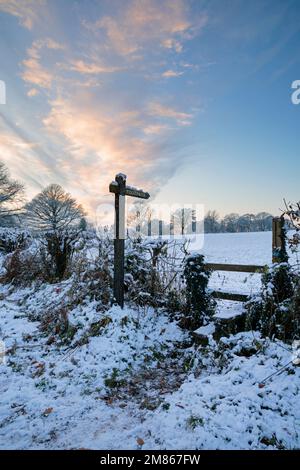 Schild für öffentlichen Fußweg in einem verschneiten Wye Valley. Stockfoto