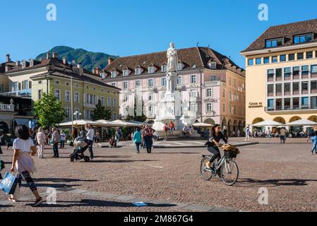 Bozen, Blick im Sommer auf die Piazza Walther im historischen Zentrum der Stadt Bozen, Italien Stockfoto