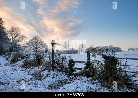 Schild für öffentlichen Fußweg in einem verschneiten Wye Valley. Stockfoto