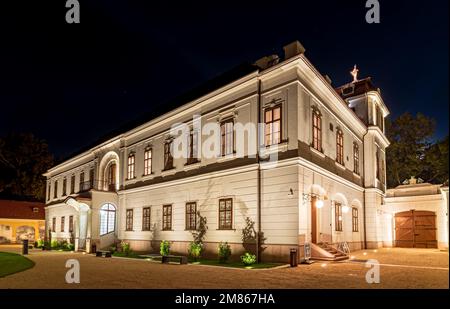 Nachtfoto über das Schloss Eszterhazy neben dem alten See in Tata, Ungarn. Atemberaubender Blick von innen und außen. Tolle Ausstellung und wunderschön Stockfoto