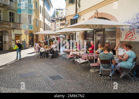 Restaurant Bozen, Blick auf Menschen, die an Restauranttischen in der Via dei Francescani in der historischen Altstadt von Bozen essen Stockfoto