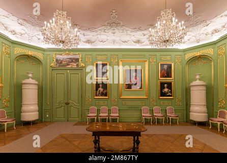 Schloss Eszterhazy neben dem alten See in Tata, Ungarn. Atemberaubender Blick von innen und außen. Herrliche Ausstellung und wunderschöner Garten. Stockfoto