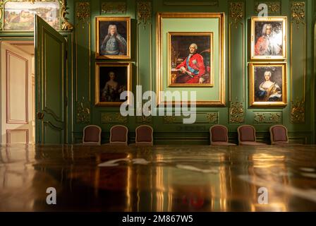 Schloss Eszterhazy neben dem alten See in Tata, Ungarn. Atemberaubender Blick von innen und außen. Herrliche Ausstellung und wunderschöner Garten. Stockfoto