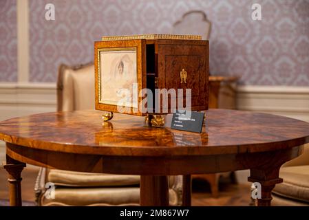 Schloss Eszterhazy neben dem alten See in Tata, Ungarn. Atemberaubender Blick von innen und außen. Herrliche Ausstellung und wunderschöner Garten. Stockfoto