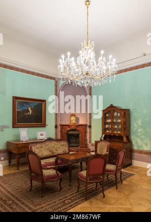 Schloss Eszterhazy neben dem alten See in Tata, Ungarn. Atemberaubender Blick von innen und außen. Herrliche Ausstellung und wunderschöner Garten. Stockfoto