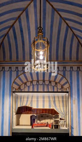 Schloss Eszterhazy neben dem alten See in Tata, Ungarn. Atemberaubender Blick von innen und außen. Herrliche Ausstellung und wunderschöner Garten. Stockfoto