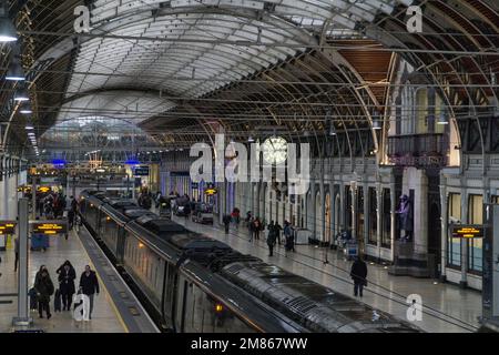 London, Vereinigtes Königreich, 12. Januar 2023: Züge aus Paddington wurden aufgrund von Überschwemmungen in den Gebieten Swindon und Chippenham ausfallen, und andere Verkehrsdienste in Wales wurden durch starken Regen beeinträchtigt. Streik bedeutete auch, dass es keine Züge der Elizabeth Line von Paddington nach Abbey Wood durch das Zentrum von London gab. Anna Watson/Alamy Live News Stockfoto