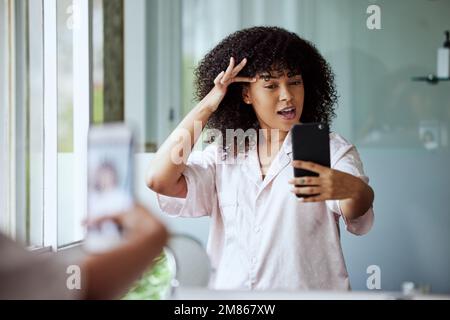 Selfie im Badezimmer, Schönheitsbeeinflussung und schwarze Frau, die Hautpflege, Gesichtsbehandlung und soziale Medien macht. Wellness, morgendliche Selbstversorgung und Mobilität mit einer Frau Stockfoto