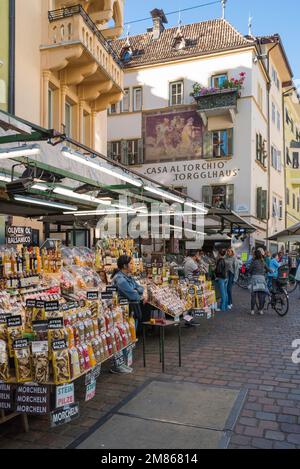Bozen Markt, Blick auf Verkaufsstände, die auf regionale Produkte spezialisiert sind, auf dem Piazza Erbe Markt, Altstadt von Bozen, Italien Stockfoto