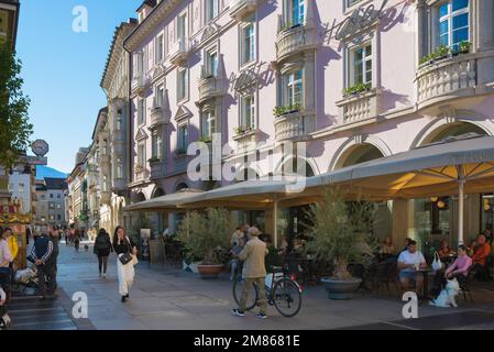 Bozen Straße, im Sommer Blick auf die elegante Fassade des Stadthotels in der Via della Mostra in der historischen Altstadt von Bozen, Italien Stockfoto