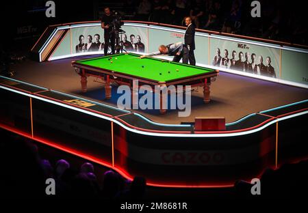 Mark Williams spielt einen Schuss während seines Spiels gegen Ronnie O'Sullivan am fünften Tag der Cazoo Masters im Alexandra Palace, London. Foto: Donnerstag, 12. Januar 2023. Stockfoto