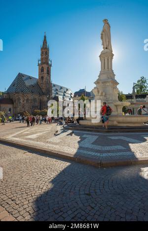 Piazza Walther Bozen, im Sommer Blick auf die Piazza Walther im Zentrum von Bozen mit der mittelalterlichen Kathedrale (Dom) und dem Turm, der über Italien hinaus sichtbar ist Stockfoto