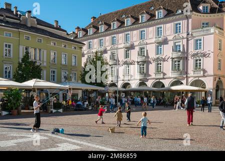 Bozen Altstadt, im Sommer sehen Sie Kinder, die auf der Piazza Walther (Waltherplatz) im historischen Stadtzentrum von Bozen spielen Stockfoto