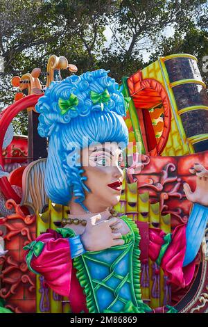 Große Parade mit bunten Karnevalswagen während des Mardi Gras in der Valletta Street in Malta. Jährliche Fat Tuesday Maltese Street Parade allegorische Festwagen Stockfoto