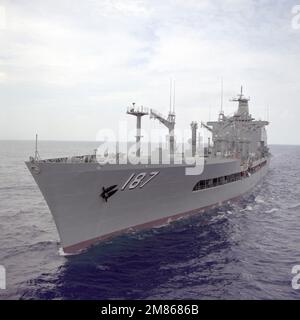 Hafenbogenansicht des Flottenölers USNS HENRY J. KAISER (T-AO-187), der während der Akzeptanzversuche im Gange ist. Land: Golf Von Mexiko Stockfoto