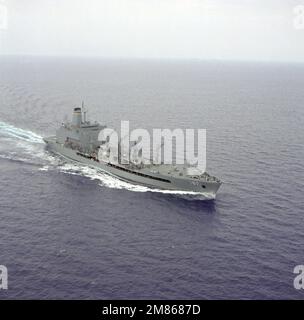 Ein erhöhter Steuerbord-Bugblick des Flottenölers USNS HENRY J. KAISER (T-AO-187), der während der Akzeptanzversuche im Gange ist. Land: Golf Von Mexiko Stockfoto