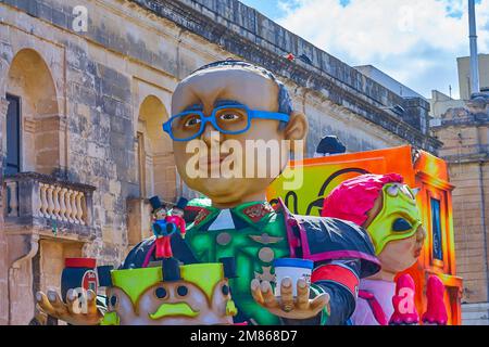 Große Parade mit bunten Karnevalswagen während des Mardi Gras in der Valletta Street in Malta. Jährliche Fat Tuesday Maltese Street Parade allegorische Festwagen Stockfoto
