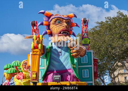 Große Parade mit bunten Karnevalswagen während des Mardi Gras in der Valletta Street in Malta. Jährliche Fat Tuesday Maltese Street Parade allegorische Festwagen Stockfoto